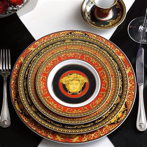 versace tányérkészlet|Versace red plates.